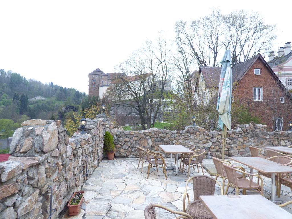 Penzion - Restaurant U Zamku Бечов-над-Теплоу Экстерьер фото